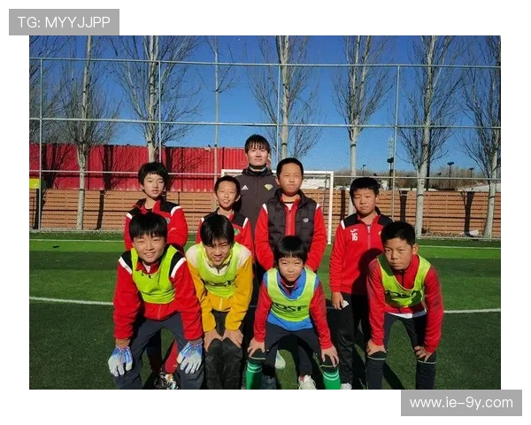 兴芮踢足球展现运动天赋激发团队精神推动青少年体育热情 兴芮踢足球展现运动天赋激发团队精神推动青少年体育热情